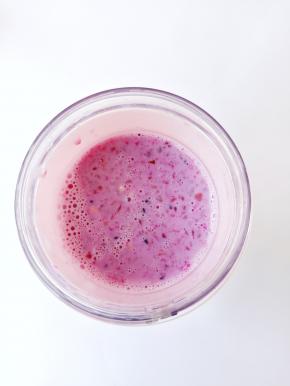 把石榴果肉榨成汁。