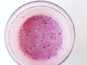 把石榴果肉榨成汁。