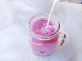 加入适量的牛奶。