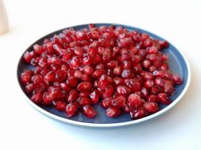 两手同时用力把石榴掰开，取出果肉。