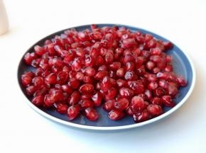 两手同时用力把石榴掰开，取出果肉。