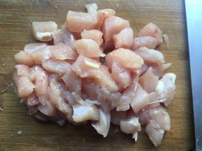 将鸡胸肉切丁；