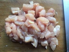 将鸡胸肉切丁；
