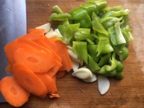 腌制期间，将胡萝卜、大蒜切薄片，青椒切小块；