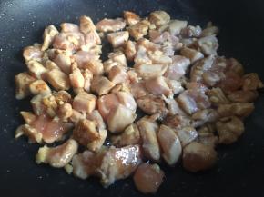 起锅热油，倒入鸡胸肉，不停翻炒至变色；