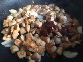 放入蒜片、豆瓣酱，爆香，翻炒出红油；