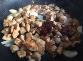 放入蒜片、豆瓣酱，爆香，翻炒出红油；