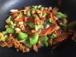 倒入适量鸡精、盐（可不放）、少许热水，翻版均匀，即可出锅；