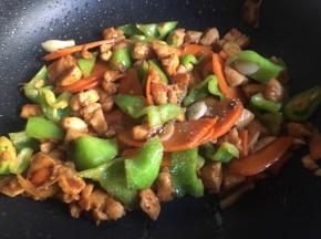 倒入适量鸡精、盐（可不放）、少许热水，翻版均匀，即可出锅；