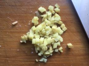 将生姜切碎；
