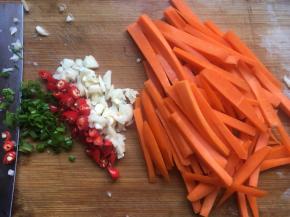 将胡萝卜也切成土豆大小的条状，以及将大蒜、小米辣切碎备用；加入胡萝卜主要是为了搭配颜色，以及让营养更加充分，如果没有也可以不放；