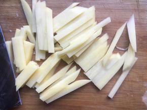 将土豆去皮，切成条；