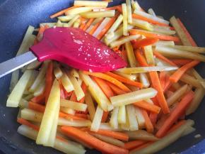 翻炒均匀后，倒入1勺生抽、半勺糖调味；（生抽和糖均可按照日常口味调整）