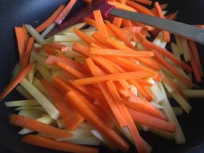 爆香后，因为土豆条、胡萝卜条炒熟时间差不多，所以将土豆条、胡萝卜条一起放入，然后不停翻炒；如果想要哪个稍微生点可以后放会；