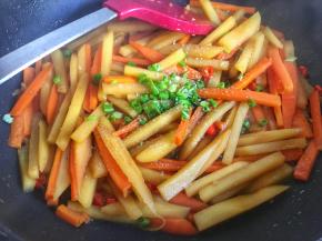 炒至断生，锅里汤汁收干的差不多后，倒入适量盐、葱花、香油、鸡精；