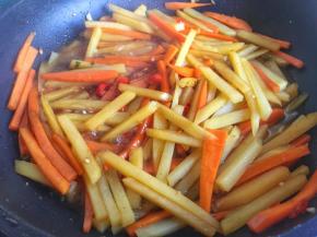 不停翻炒至土豆条变色后，倒入醋、开水；（根据自己喜欢的酸度选择量或者不放，开水则是加快炒熟速度，想要土豆的脆、粉，放的多土豆偏粉，放的少土豆偏脆，跟土豆丝差不多，家里有料酒、啤酒等也可替换开水）