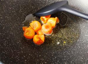 首先把豆腐煎制好，留下一些底油，把咸蛋黄放入炒碎炒散。