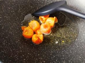 首先把豆腐煎制好，留下一些底油，把咸蛋黄放入炒碎炒散。