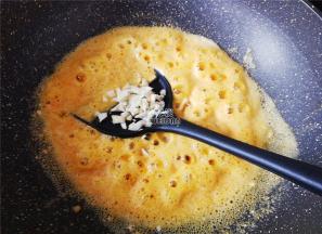 再把蒜瓣去皮切成小粒翻炒，炒制出香味来。