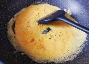 咸蛋黄遇到油脂会出密集的泡泡，蛋黄成细沙状。