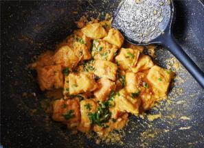 最后撒入1撮白砂糖中和下咸味，撒点葱花就可以出锅了。