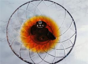 再倒入热水，把红糖溶也可以不用完全溶解，颗粒感也好吃，水温要晾凉。