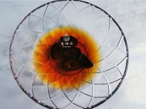 再倒入热水，把红糖溶也可以不用完全溶解，颗粒感也好吃，水温要晾凉。