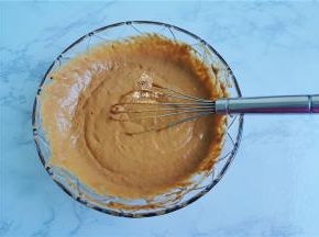 用蛋抽充分的搅拌，一定要充分搅拌，搅拌到无颗粒，无干粉，黏稠又顺滑。