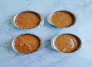 把面糊装入蛋糕模具中，9分满即可。