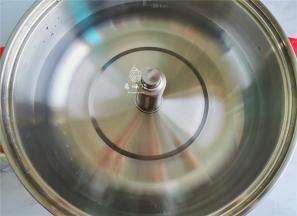 锅中倒入冷水，放入升降盘上升，把模具放入盘中。