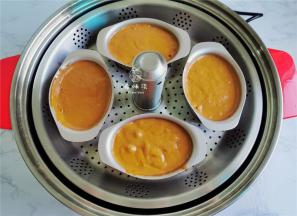 加盖开大火，蒸制20分钟即可，中途不能加水，开锅盖。