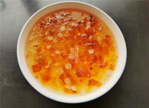 把桃胶，皂角米，雪燕放入碗中泡发，12小时最佳。