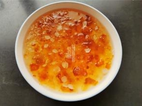 把桃胶，皂角米，雪燕放入碗中泡发，12小时最佳。