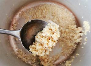 再把藜麦放入锅中稍微煮制下，把多余的水全部倒掉。