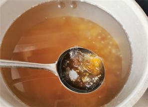 泡发的食材，挑出杂质冲洗干净，倒入有藜麦的锅中。