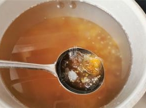 泡发的食材，挑出杂质冲洗干净，倒入有藜麦的锅中。