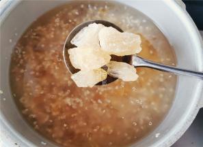 最后倒入适量的清水，把老冰糖也放入，加盖开大火炖煮即可。