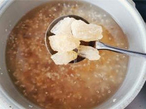最后倒入适量的清水，把老冰糖也放入，加盖开大火炖煮即可。