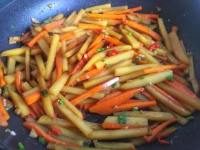 翻拌均匀装盘开吃；