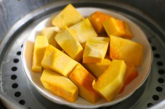 南瓜洗净去皮去瓤切小块大火蒸熟。