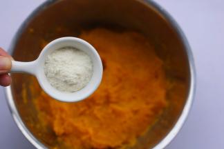 南瓜泥中加入澳优能立多G4奶粉，