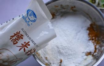 分多次加入糯米粉。