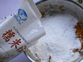 分多次加入糯米粉。