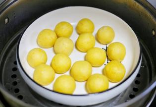 上锅大火蒸15分钟上面撒少许椰蓉即可。