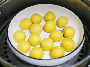 上锅大火蒸15分钟上面撒少许椰蓉即可。