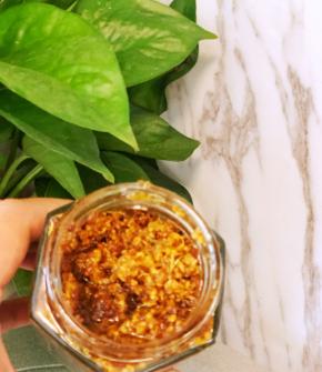 桂花去掉花梗，筛去杂质，清水轻柔洗净，捞出晾干水分，装入容器，蜂蜜封上，直至盖过桂花