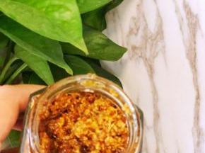 桂花去掉花梗，筛去杂质，清水轻柔洗净，捞出晾干水分，装入容器，蜂蜜封上，直至盖过桂花