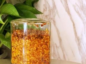 上面一层会容易氧化变黑，倒扣放入冰箱保存～倒扣起的是一个密封的作用～