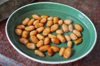 花生米洗净后泡发