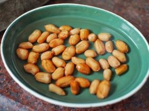 花生米洗净后泡发